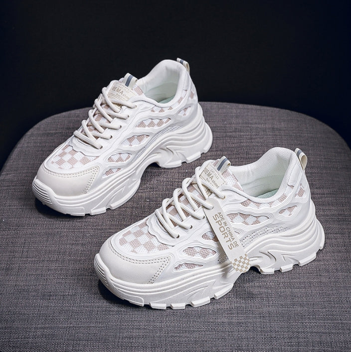 Breathable casual shoes